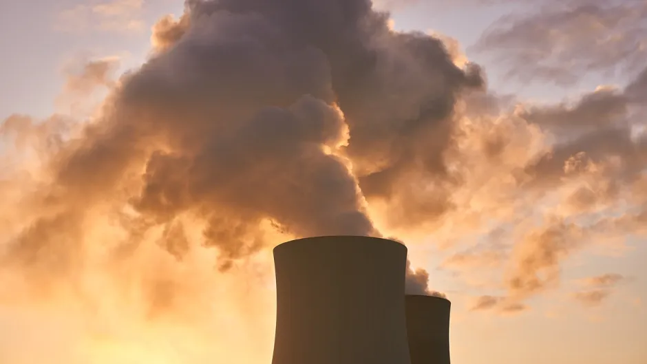 Ein Atomkraftwerk in der Abenddämmerung wird abgebildet.